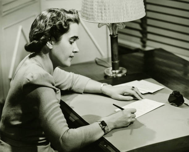 femme assise au bureau pour travailler, écrire (b & w - fountain pen photos photos et images de collection