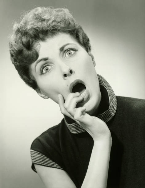 choqué femme avec doigt sur les lèvres dans le studio, (b & w), portrait - surprise women humor old fashioned photos et images de collection