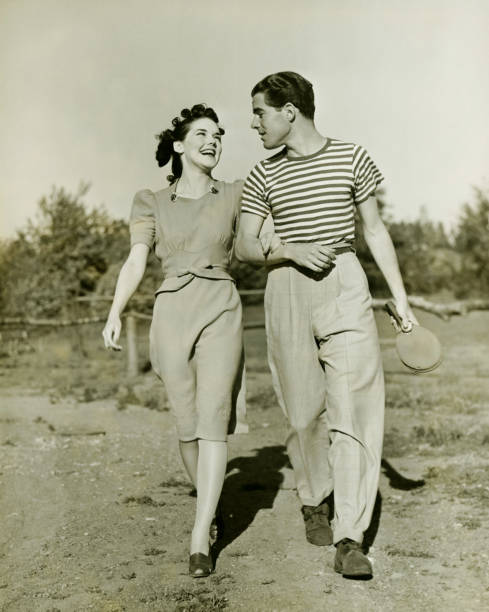 joven pareja en un paseo en campo brazo (brazo b & p - años 30 fotografías e imágenes de stock