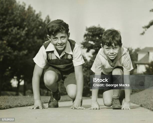 Foto de Dois Meninos Preparese Para Começar A Correr B W e mais fotos de stock de Criança