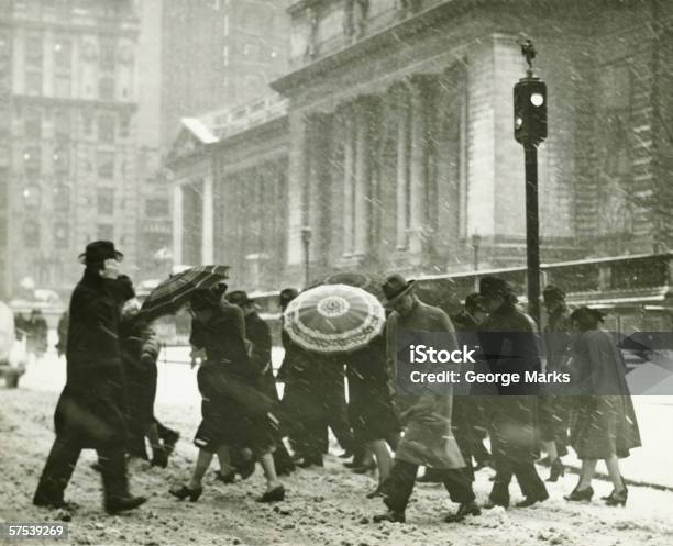 Pessoas Na Cidade Andar Na Nevão B M - Fotografias de stock e mais imagens de 1930-1939 - 1930-1939, Fora de moda - Estilo, Vento