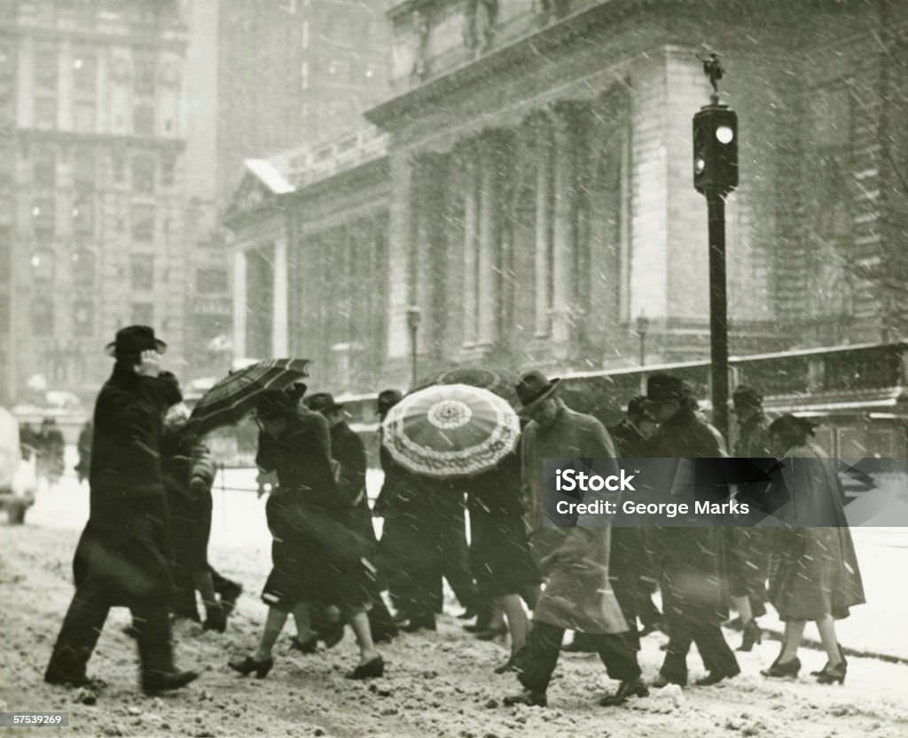 Люди в городе, ходить в Метель, (B & W - Стоковые фото 1930-1939 роялти-фри