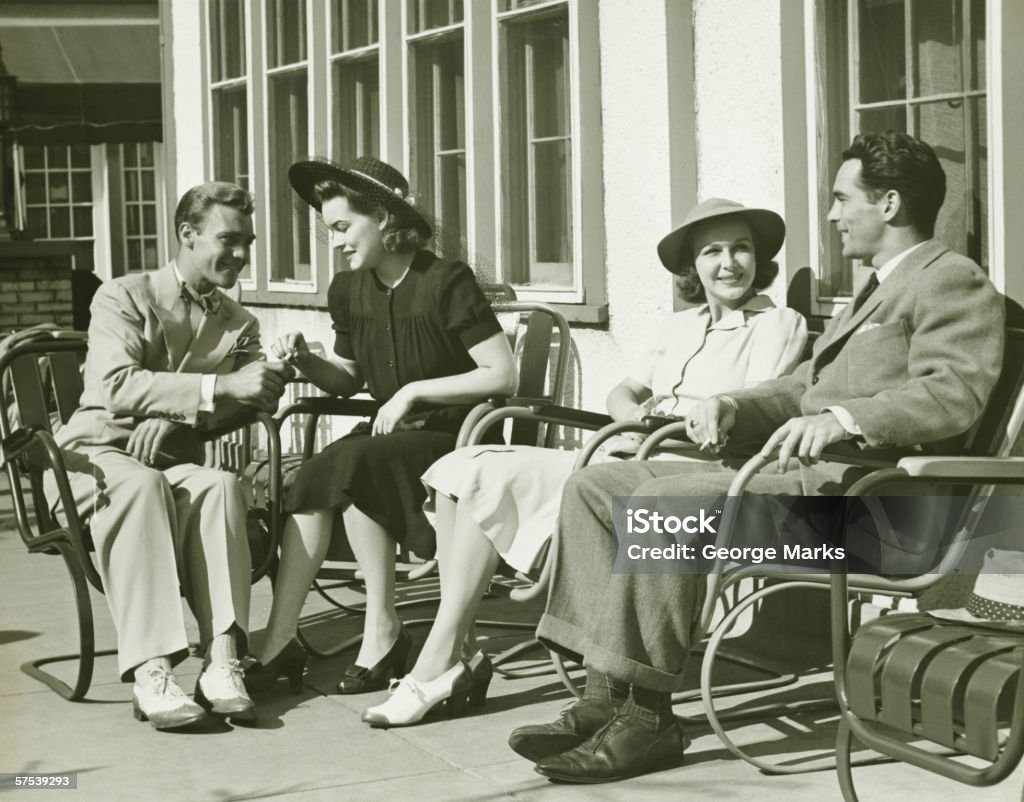Dos parejas relaja al aire libre, (B & P - Foto de stock de 1930-1939 libre de derechos