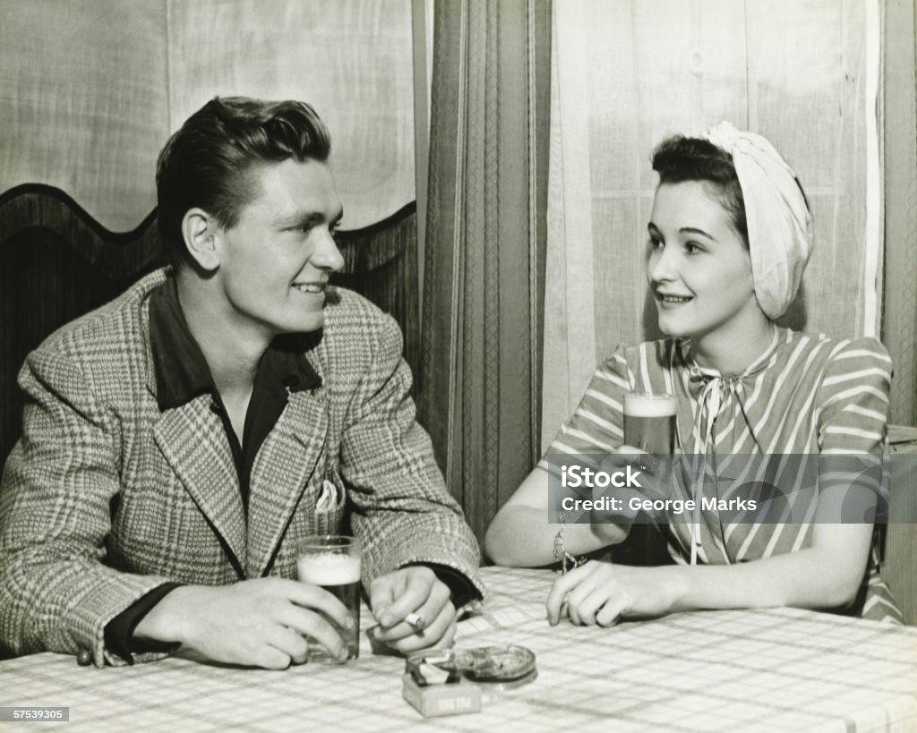 Paar trinken Bier in der bar Tisch (B & W - Lizenzfrei Altertümlich Stock-Foto