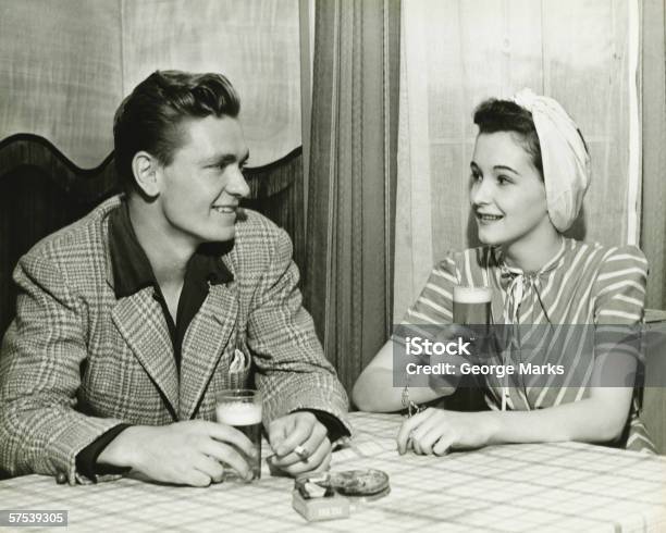 Paar Trinken Bier In Der Bar Tisch B W Stockfoto und mehr Bilder von Altertümlich - Altertümlich, Trinken, Lokal