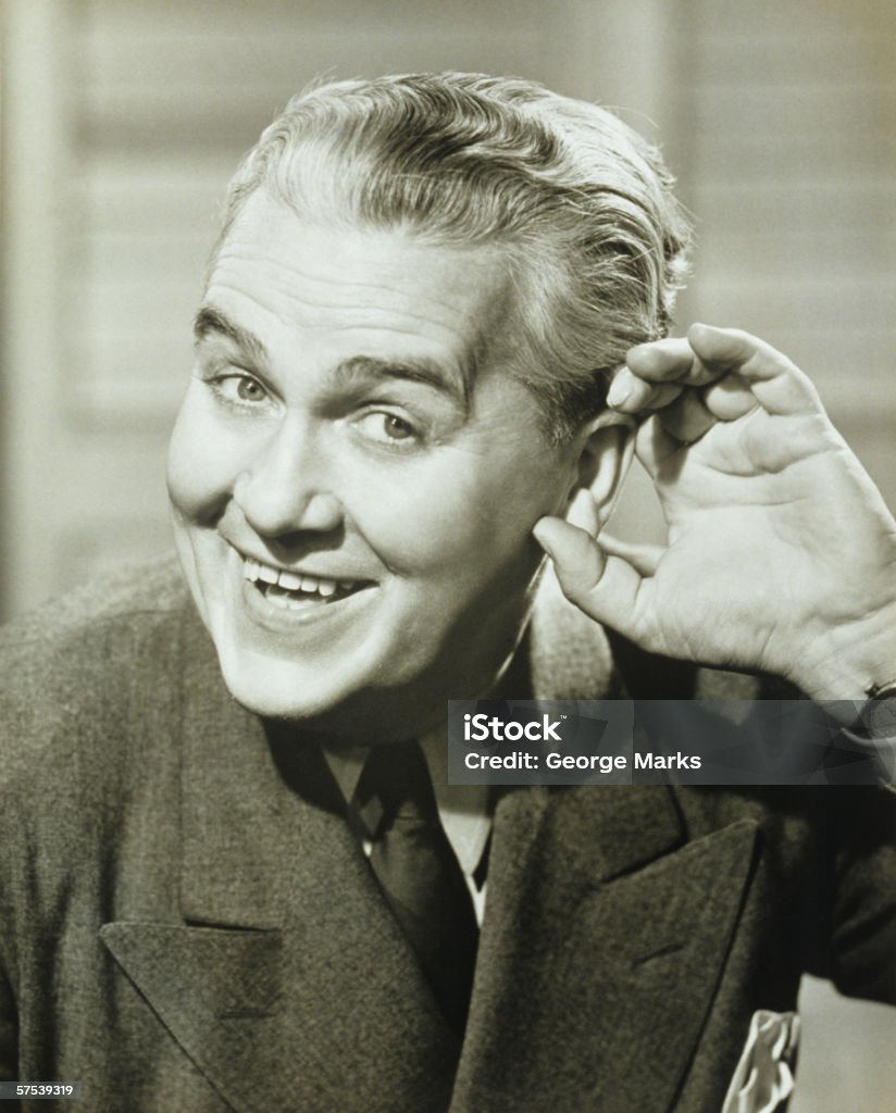 Hombre terapia de mano para oreja, posando, sonriendo, (B & W, Retrato - Foto de stock de Humor libre de derechos