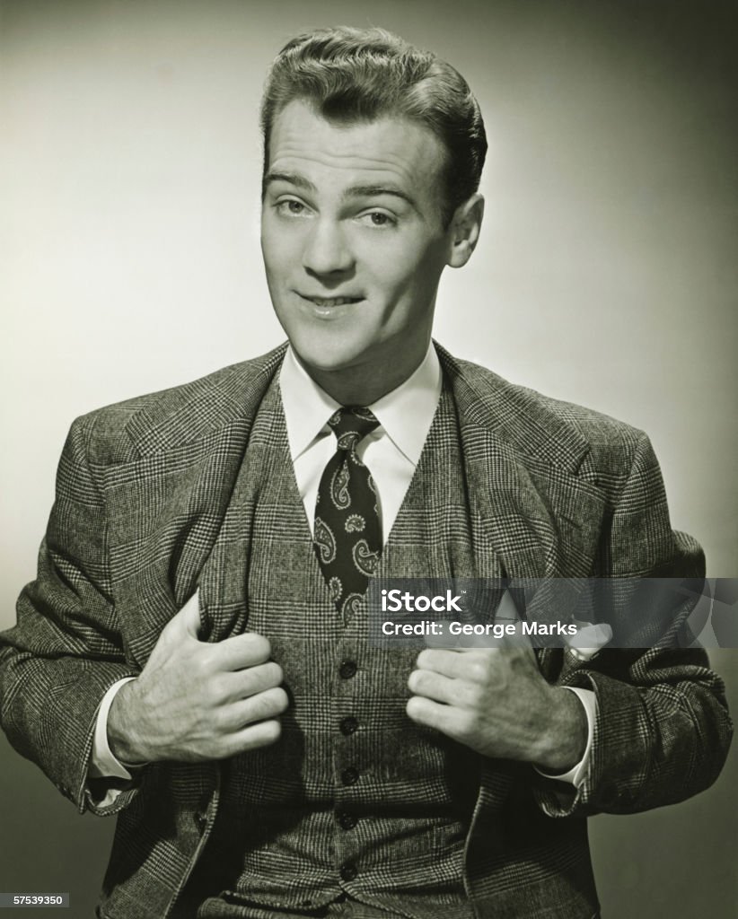 Бизнесмен, держа большие пальцы в жилет, улыбается, (B & W - Стоковые фото 1930-1939 роялти-фри
