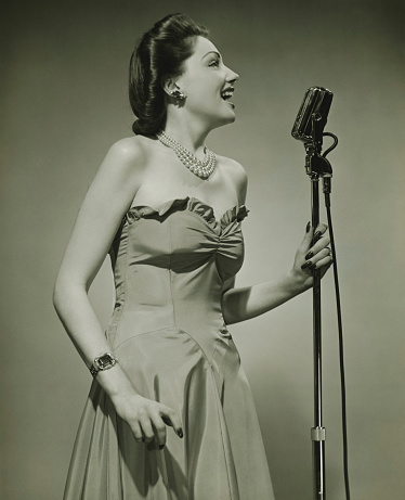 Mujer joven canta en el micrófono, (B & P photo