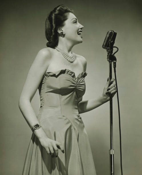 mujer joven canta en el micrófono, (b & p - singer singing women microphone fotografías e imágenes de stock