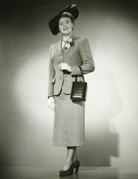 женщина в костюме и модные шляпе стоя в студии, (b & w - 4811 стоковые фото и изображения