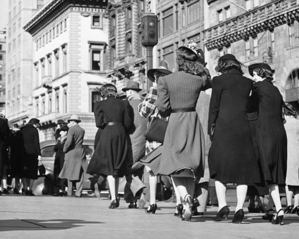 gente cammina sulla strada (vista posteriore), (b & w - anni 40 foto e immagini stock