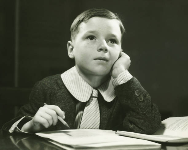少年（6 ～7 ）を宿題、（b &w ）、ポートレート - b boy ストックフォトと画像