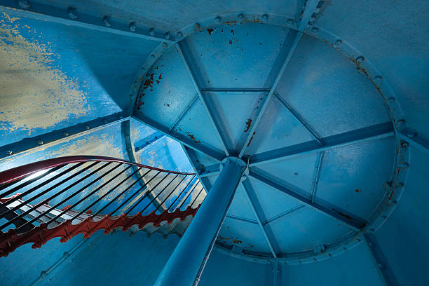 старый маяк внутри. красная железная спиральная лестница. кихну, эстония. европа - directly below low angle view stone staircase стоковые фото и изображения