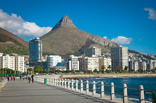 pasarela de sea point - montaña de lions head fotografías e imágenes de stock