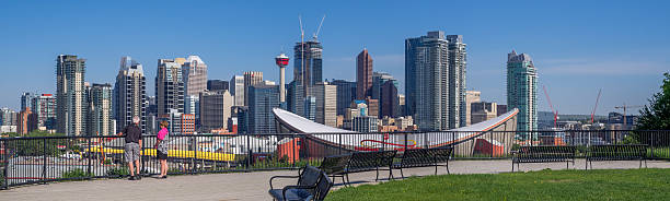 calgary skyline  - scotiabank saddledome foto e immagini stock