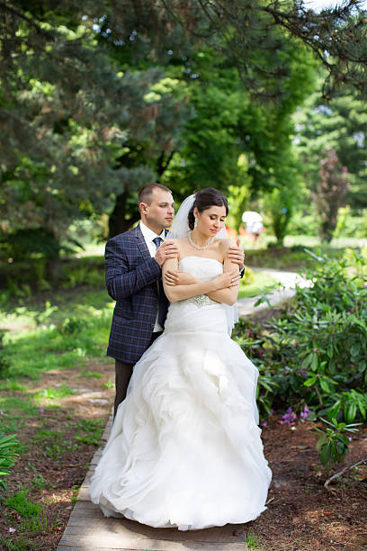 novio a novia blanco camiseta besando mano. foto muy suave - photography people two people male fotografías e imágenes de stock