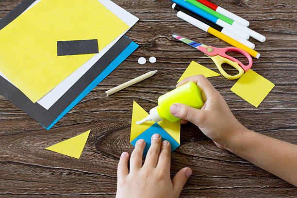 The child makes the book bookmark cartoon character mignon.