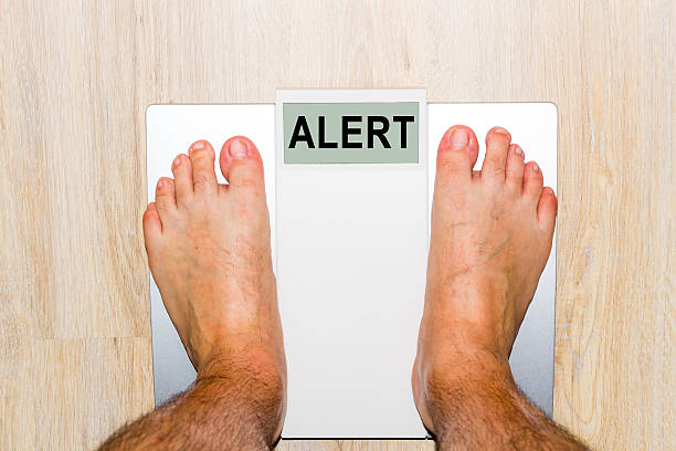 클로즈업-남성 피트 (저울 - dieting overweight weight scale help 뉴스 사진 이미지