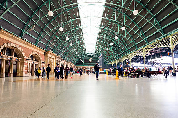 sydney stazione ferroviaria centrale - central train station foto e immagini stock