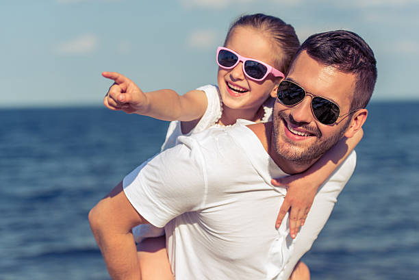 pai e filha na praia - glasses child cute offspring imagens e fotografias de stock