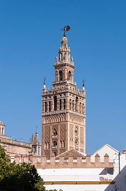 giralda tower of the seville cathedral - seville sevilla la giralda spain imagens e fotografias de stock