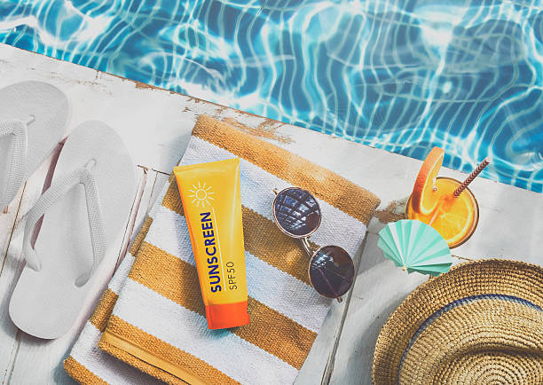 แว่นตากันแดดสระว่ายน้ําฤดูร้อนครีมกันแดดหมวกเย็นแนวคิด - suntan lotion ภาพสต็อก ภาพถ่ายและรูปภาพปลอดค่าลิขสิทธิ์