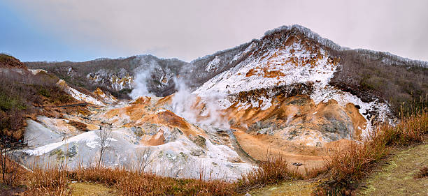 지옥 계곡 밸리, 활동적임 볼케이노 in 노보리베츠, 야마나시, 일본 - dani 뉴스 사진 이미지