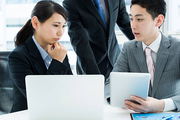 istock Business people to have a meeting while looking at tablet 576574810