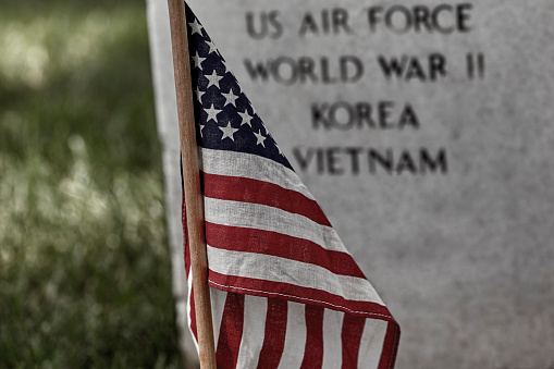 Bandera estadounidense en una tumba de soldados photo