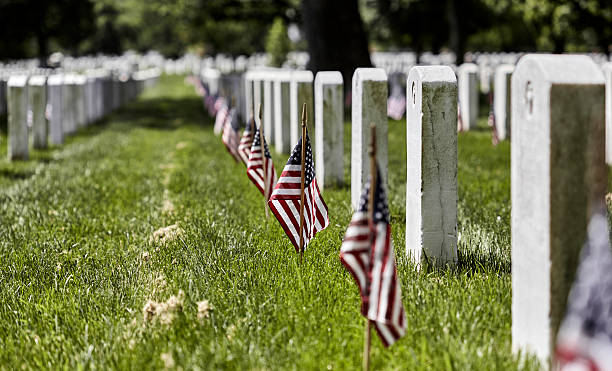 アーリントン国立墓地で記念日 - arlington national cemetery virginia cemetery american flag ストックフォトと画像