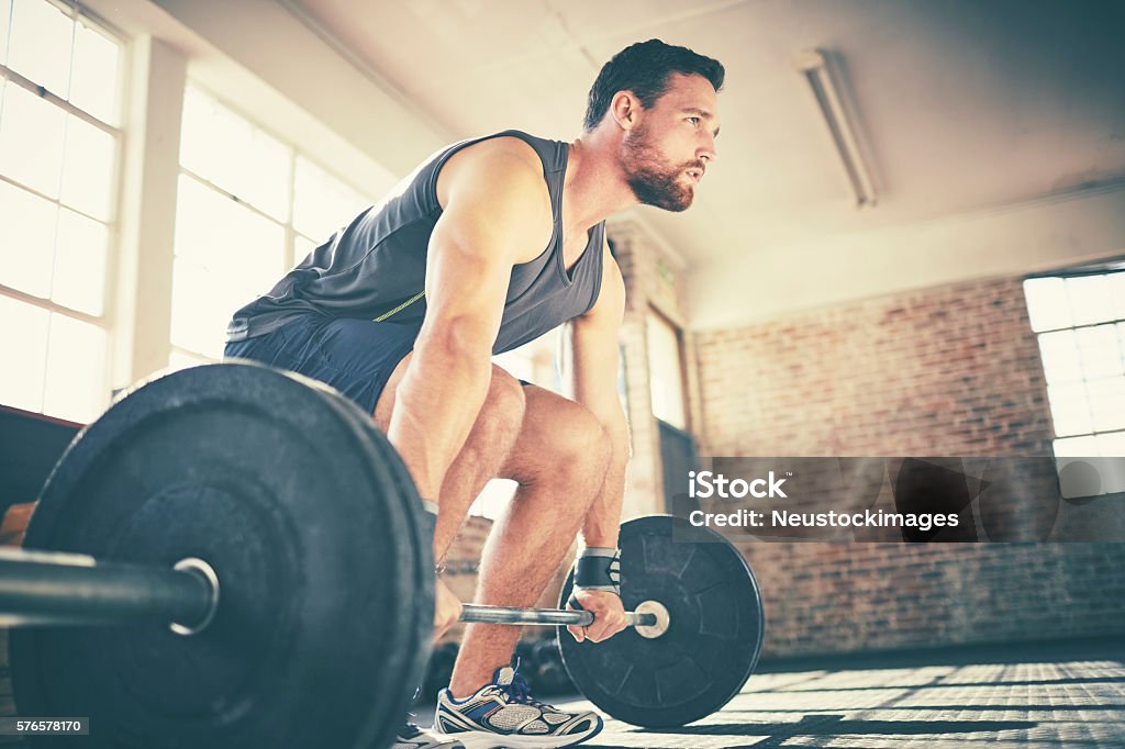 Volle Länge des selbstbewussten Mannes tot Heben Langhantel in Fitness-Studio - Lizenzfrei Männer Stock-Foto