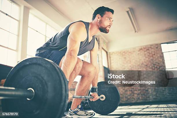 Volle Länge Des Selbstbewussten Mannes Tot Heben Langhantel In Fitnessstudio Stockfoto und mehr Bilder von Männer