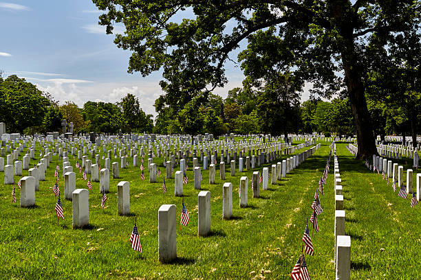 アーリントン国立墓地で記念日 - arlington national cemetery virginia cemetery american flag ストックフォトと画像