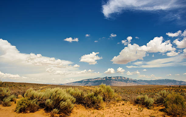 paisaje de la puesta de sol del suroeste con las montañas de sandia - nuevo méxico fotografías e imágenes de stock