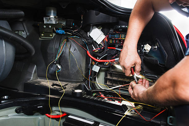 electricista trabaja con bloque eléctrico en coche - cable car fotografías e imágenes de stock