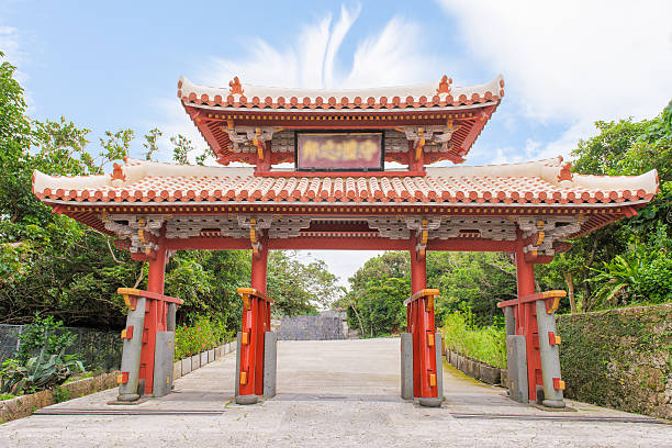 shureimon gate von shuri - shuri castle stock-fotos und bilder