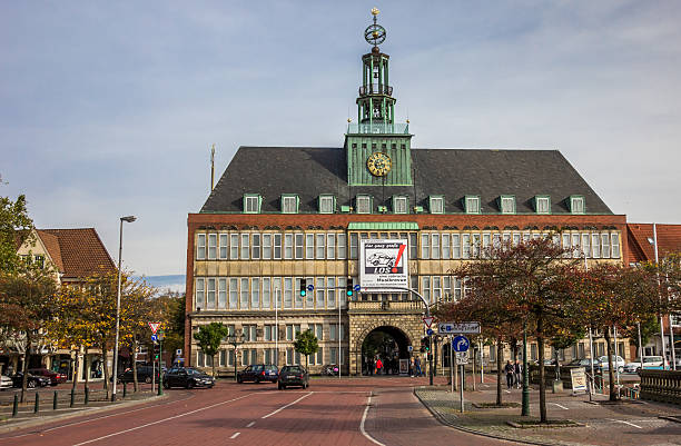 hôtel de ville dans le centre d’emden - treet photos et images de collection