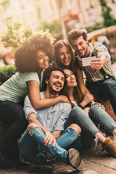 grupa selfie - mobile phone group of people photographing teenager zdjęcia i obrazy z banku zdjęć