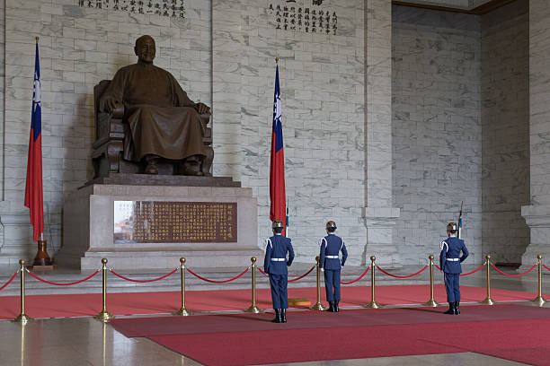 cambio di guardie alla chiang kai-shek memorial hall - honor guard protection security guard tourist foto e immagini stock