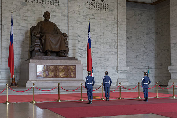 troca de guardas no chiang kai-shek memorial hall - honor guard protection security guard tourist - fotografias e filmes do acervo