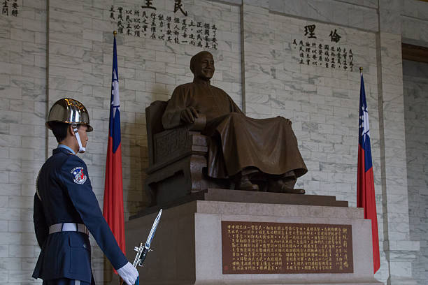 cambio di guardie alla chiang kai-shek memorial hall - honor guard protection security guard tourist foto e immagini stock