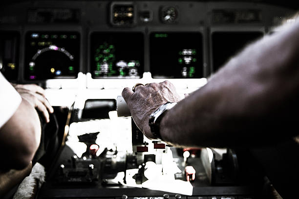 mano del piloto en la palanca de empuje - commercial airplane throttle lever cockpit fotografías e imágenes de stock