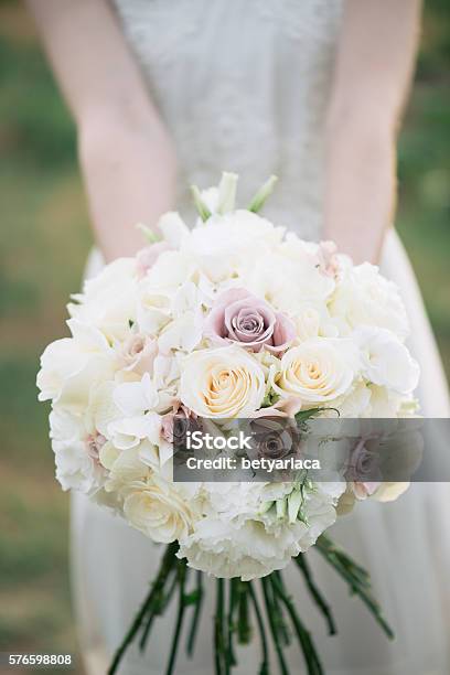 Foto de Noiva Segurando Buquê De Casamento e mais fotos de stock de Bouquet  - Bouquet, Branco, Casamento - iStock