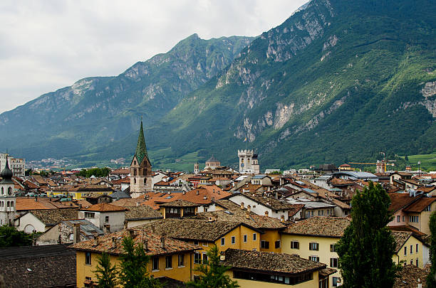 panoramiczne veiw na trento z zielonymi montains jako tło - prowincja trydent zdjęcia i obrazy z banku zdjęć