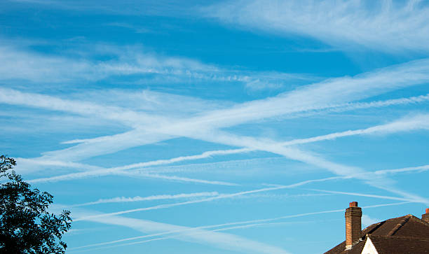 chem trails v con trails - con trail imagens e fotografias de stock