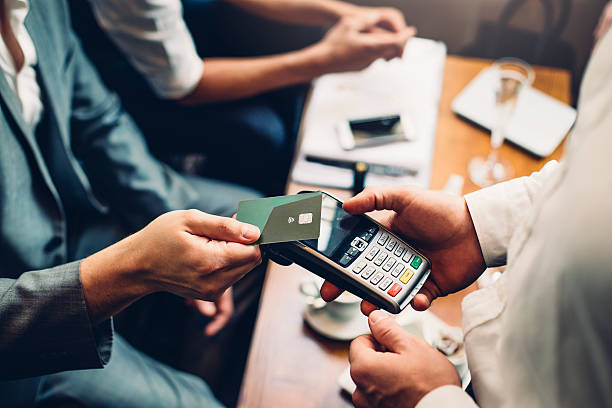 pago con tarjeta sin contacto - tarjeta inteligente fotografías e imágenes de stock