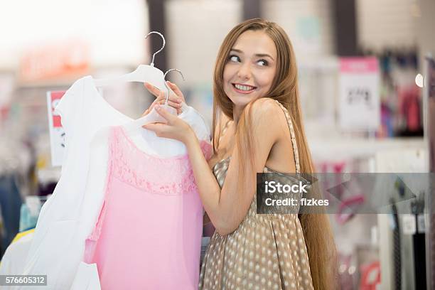 Frau Im Bekleidungsgeschäft Mit Rabatten Zufrieden Stockfoto und mehr Bilder von Einkaufen - Einkaufen, Geschäft, Ladendieb