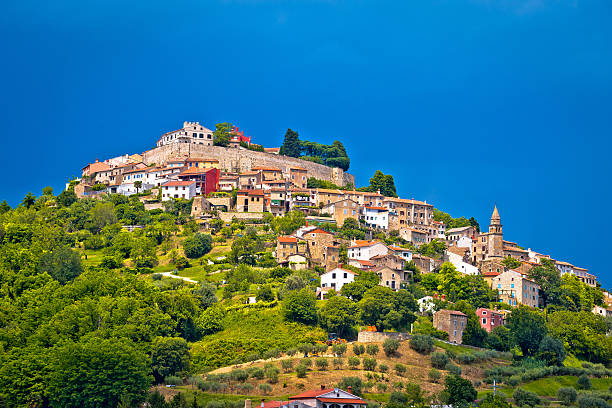 街の モトヴン に描いたように美しいヒル - town village hill panoramic ストックフォトと画像