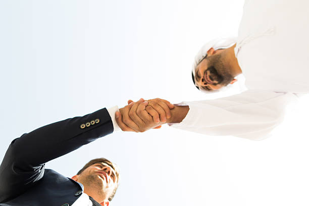 그것은 당신과 함께 사업을하는 기쁨이었다 - middle eastern ethnicity business greeting handshake 뉴스 사진 이미지