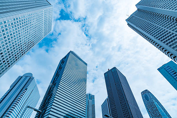 wolkenkratzer und blauer himmel-shinjuku, tokio, japan - shinjuku bezirk stock-fotos und bilder